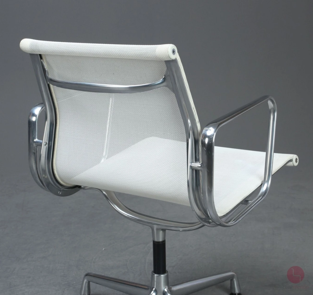Vitra EA 108 Aluminium Chair mit weißem Netz gebraucht Vitra EA 108 Aluminium Chair mit weißem Netz gebraucht
