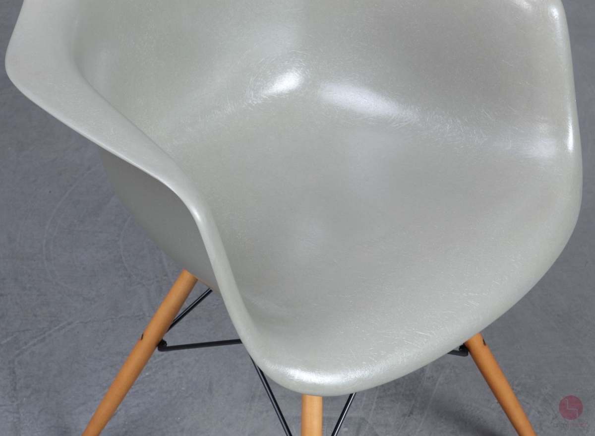Vitra DAW Fiberglas Armchair in grau grün Raw Umber gebraucht