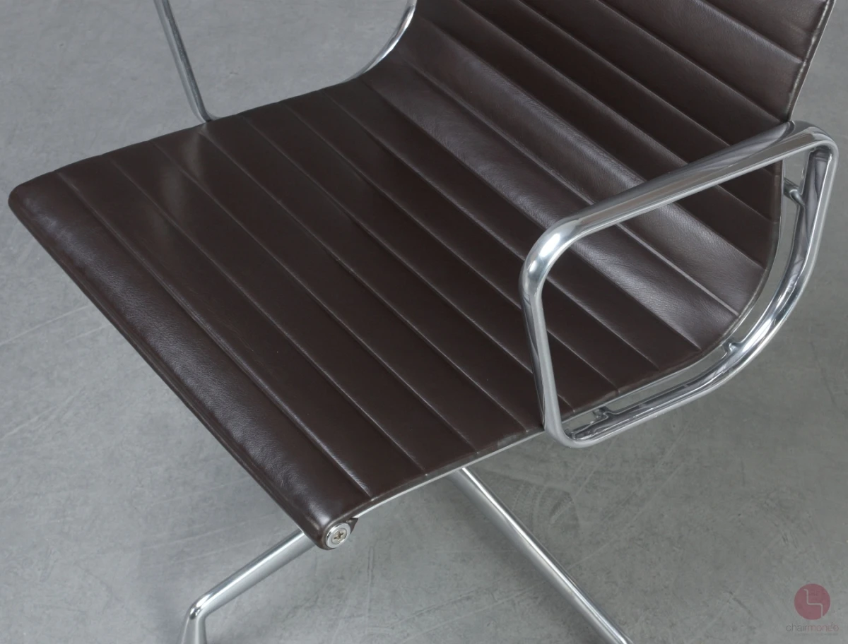 Vitra EA 108 Aluminium Chair Leder Braun gebraucht Vitra EA 108 Aluminium Chair Leder Braun gebraucht