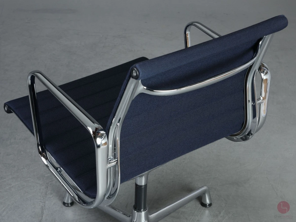 Alu Chair mit blauem Track Stoff verchromt Alu Chair mit blauem Track Stoff verchromt