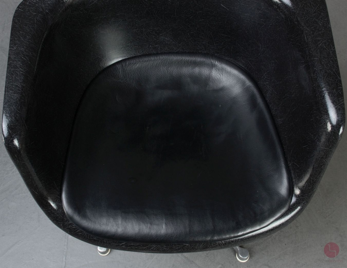 Herman Miller Eames Armchair mit schwarzer Fiberglas und Drehgestell gebraucht