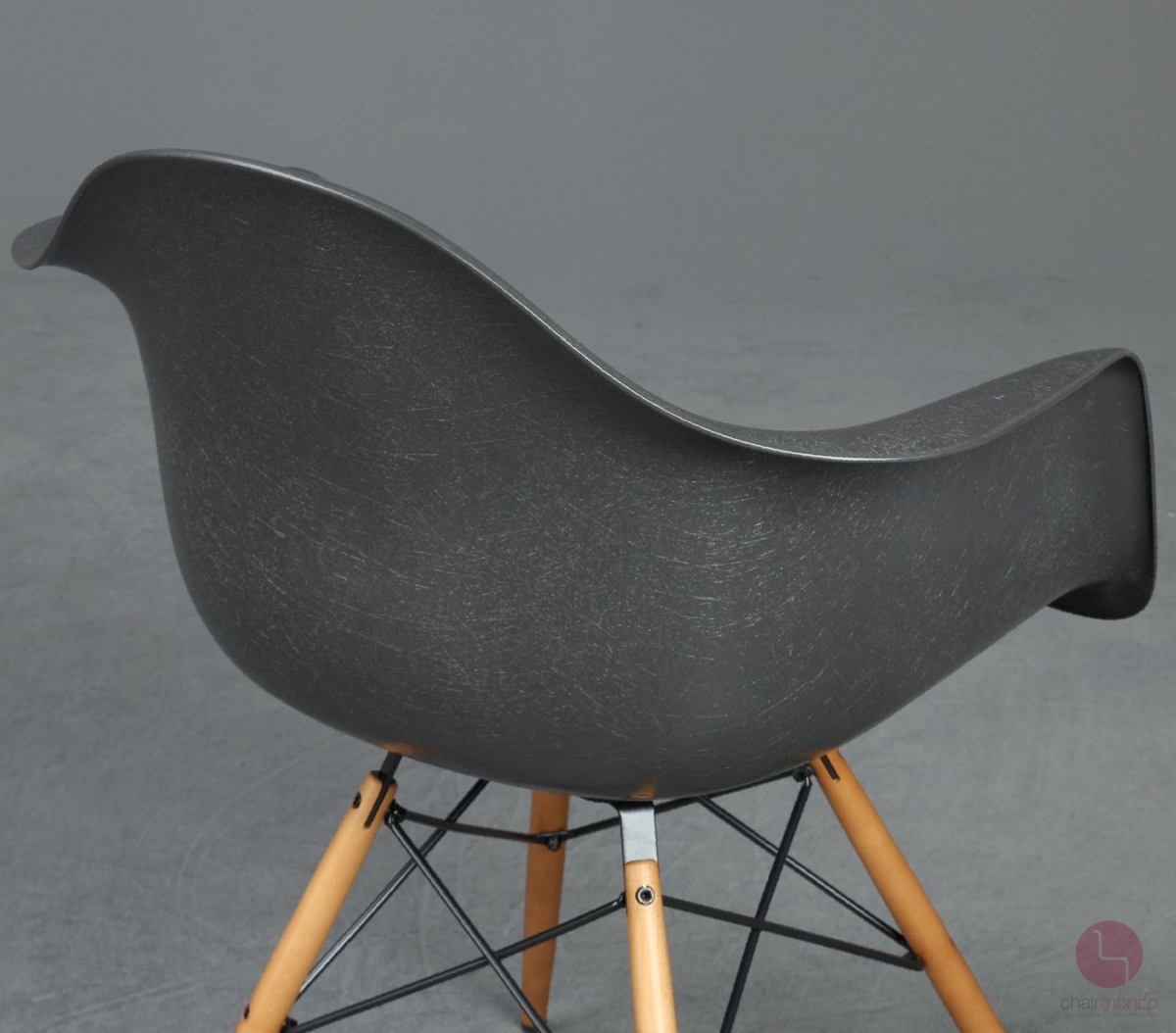Vitra DAW Fiberglas Armchair in Elephant Hide Grey mit Holzgestell gebraucht