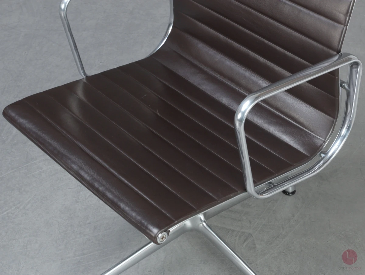 Vitra EA 108 Aluminium Chair Leder Braun gebraucht Vitra EA 108 Aluminium Chair Leder Braun gebraucht