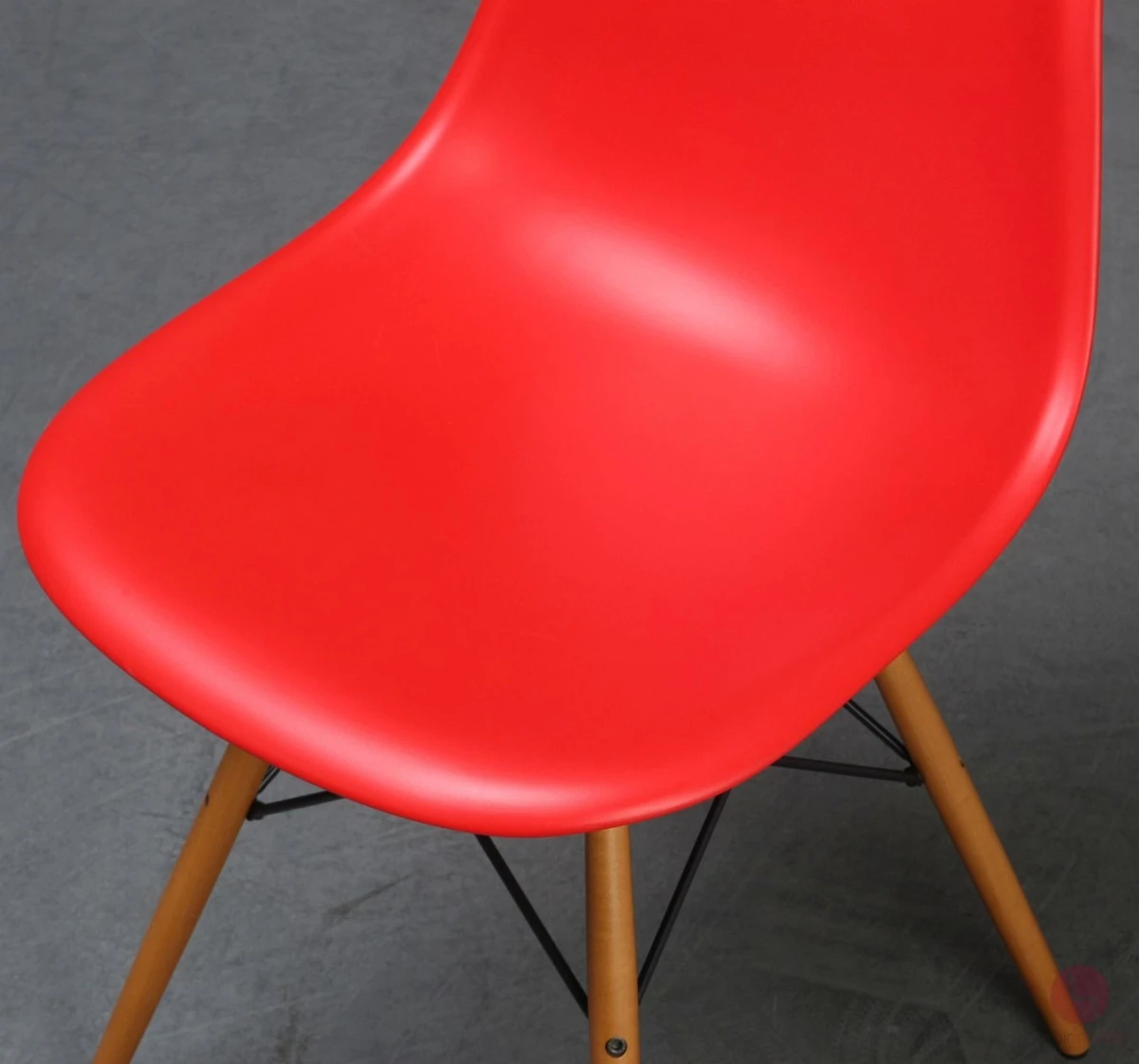 Vitra Side Chair DSW in Rot mit hellem Ahorn Gestell gebraucht