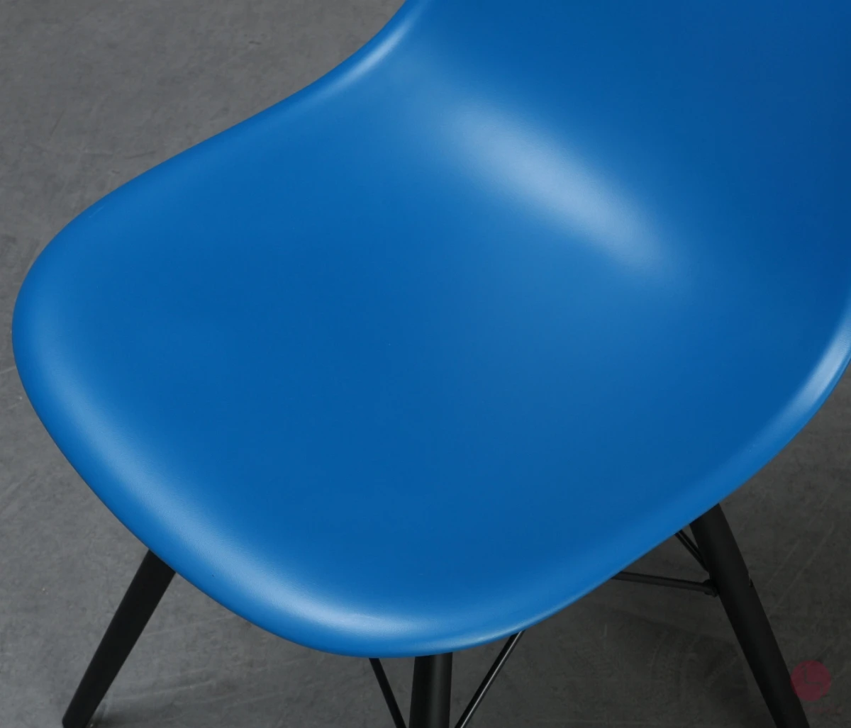 Vitra Side Chair DSW in Blau mit schwarzem Ahorn Gestell gebraucht