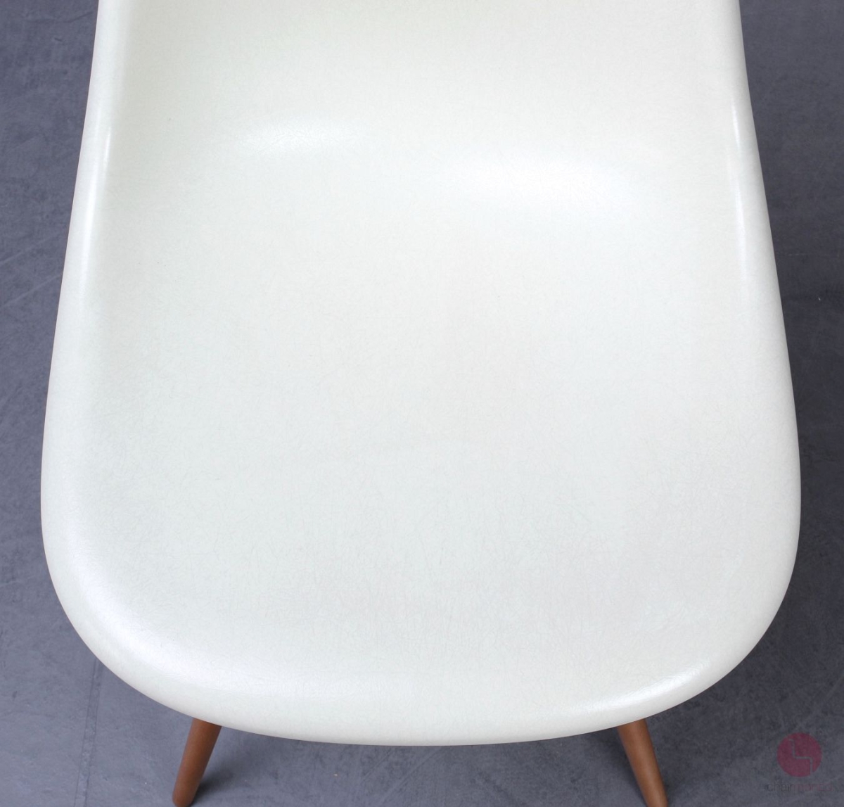 Vitra Fiberglas DSW Side Chair in Parchment beige mit Holz Gestell gebraucht
