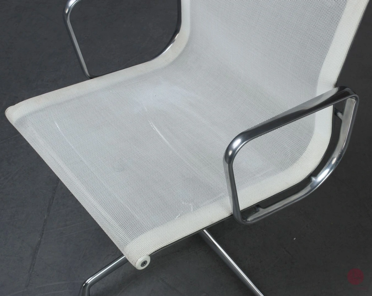Vitra EA 108 Aluminium Chair mit weißem Netz gebraucht Vitra EA 108 Aluminium Chair mit weißem Netz gebraucht