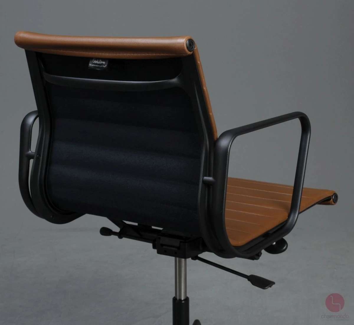 Vitra EA 117 Aluminium Chair mit braunem Leder Gestell Schwarz gebraucht