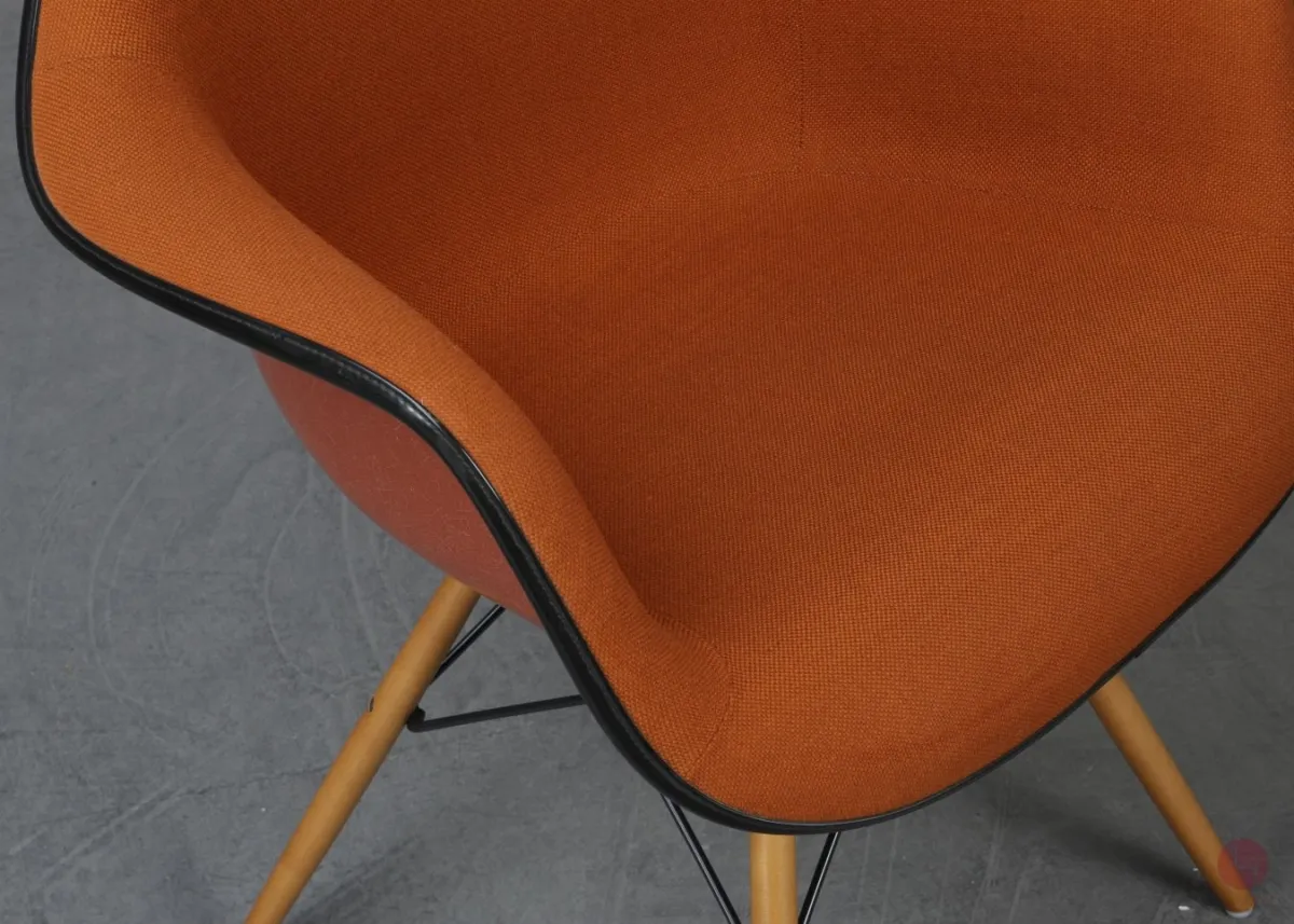 Vitra DAX Fiberglas Armchair Orange mit Eiffel Gestell gebraucht