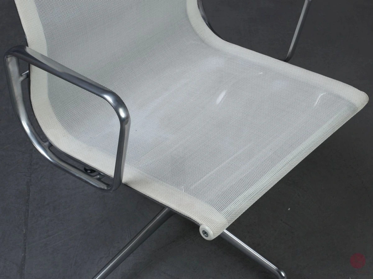 Vitra EA 108 Aluminium Chair mit weißem Netz gebraucht Vitra EA 108 Aluminium Chair mit weißem Netz gebraucht