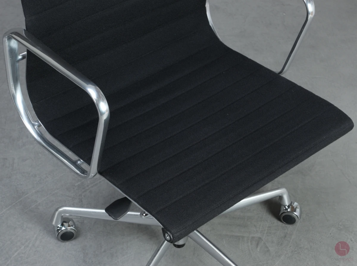 Vitra EA 119 Bürostuhl mit schwarzem Hopsak gebraucht