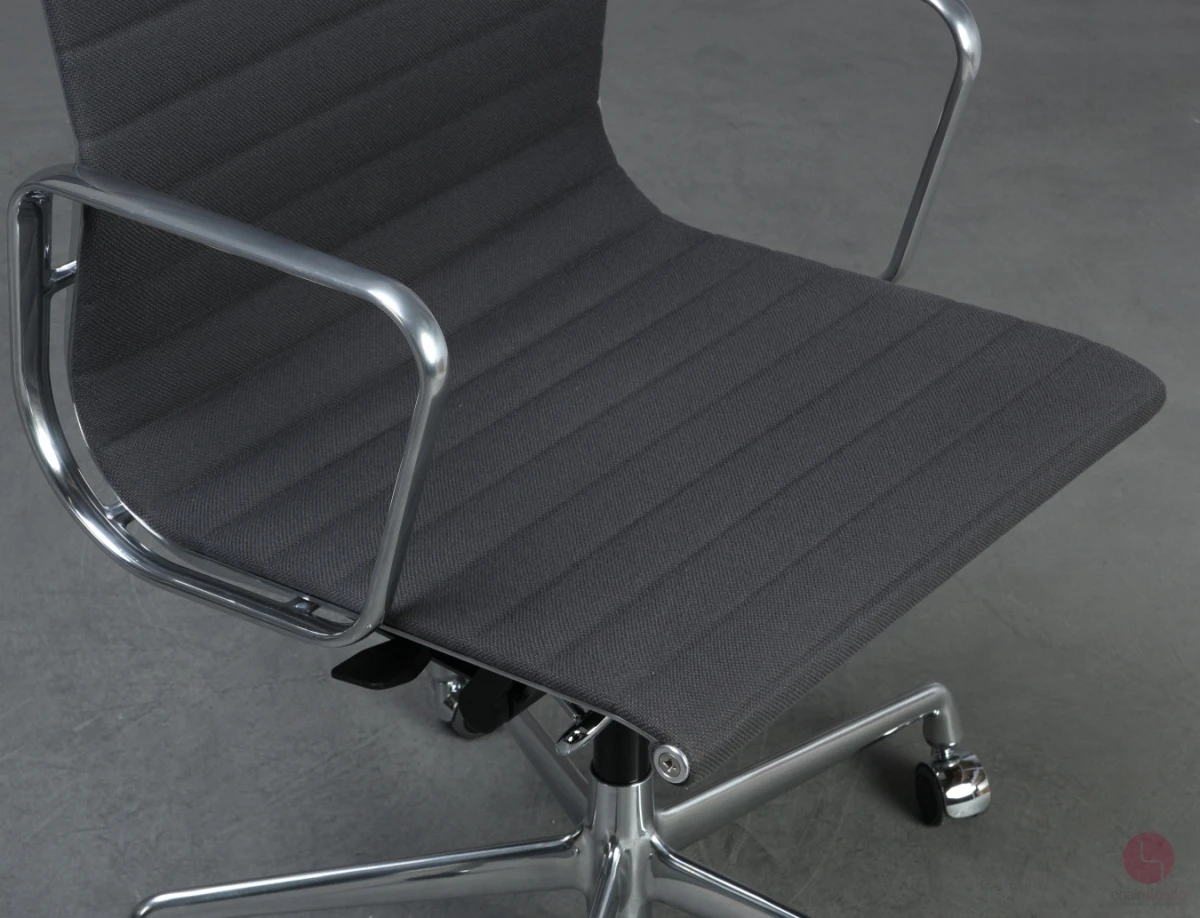 Vitra EA 119 Bürostuhl mit grauem Hopsak gebraucht