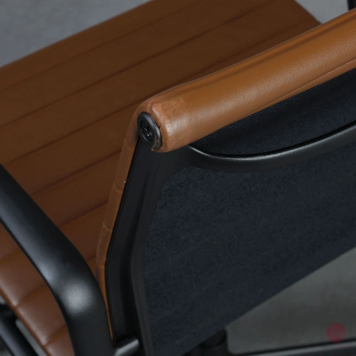 Vitra EA 117 Aluminium Chair mit braunem Leder Gestell Schwarz gebraucht