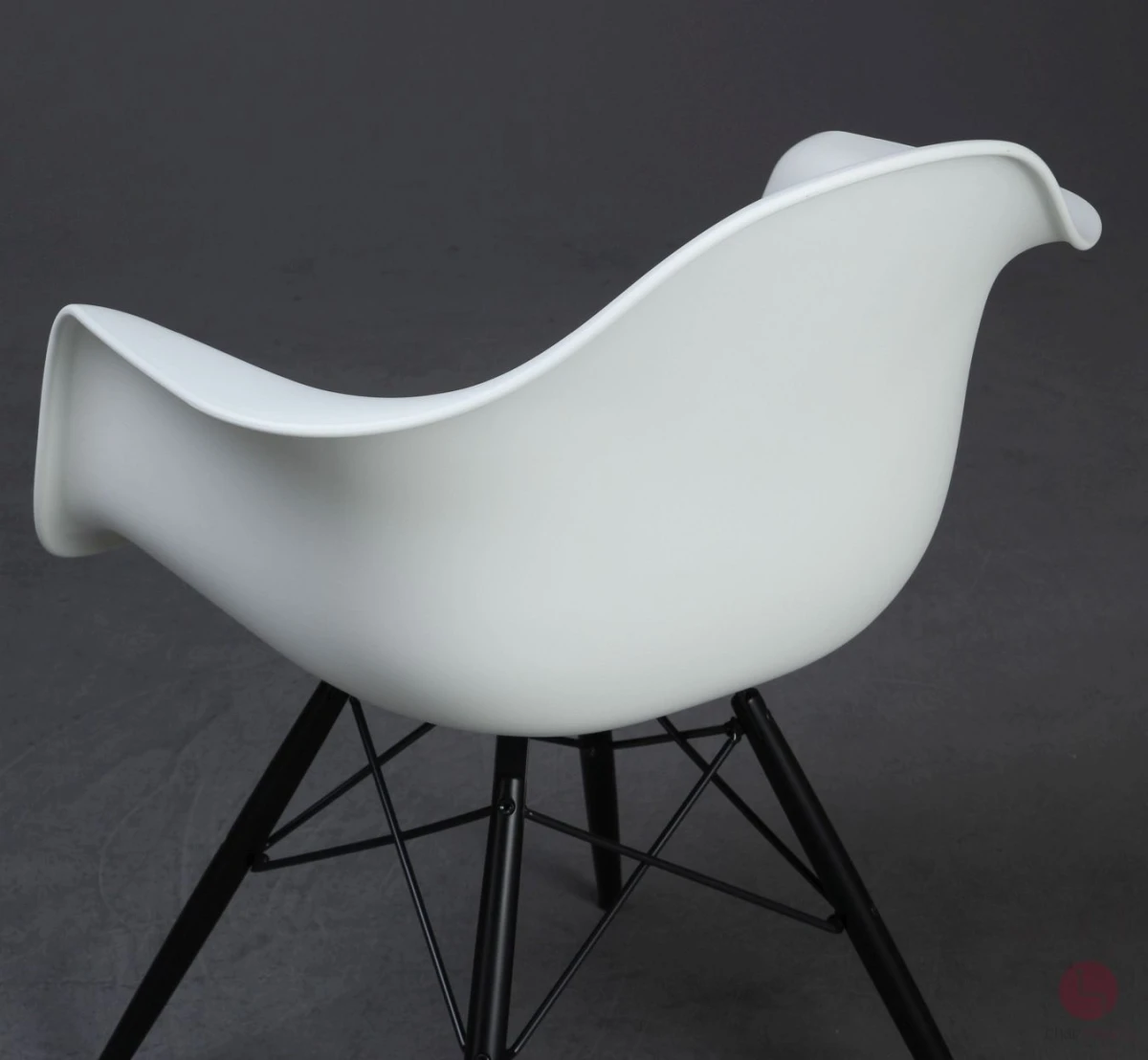 Vitra Eames Plastic Armchair in Weiß mit schwarzem Sitzpolster gebraucht