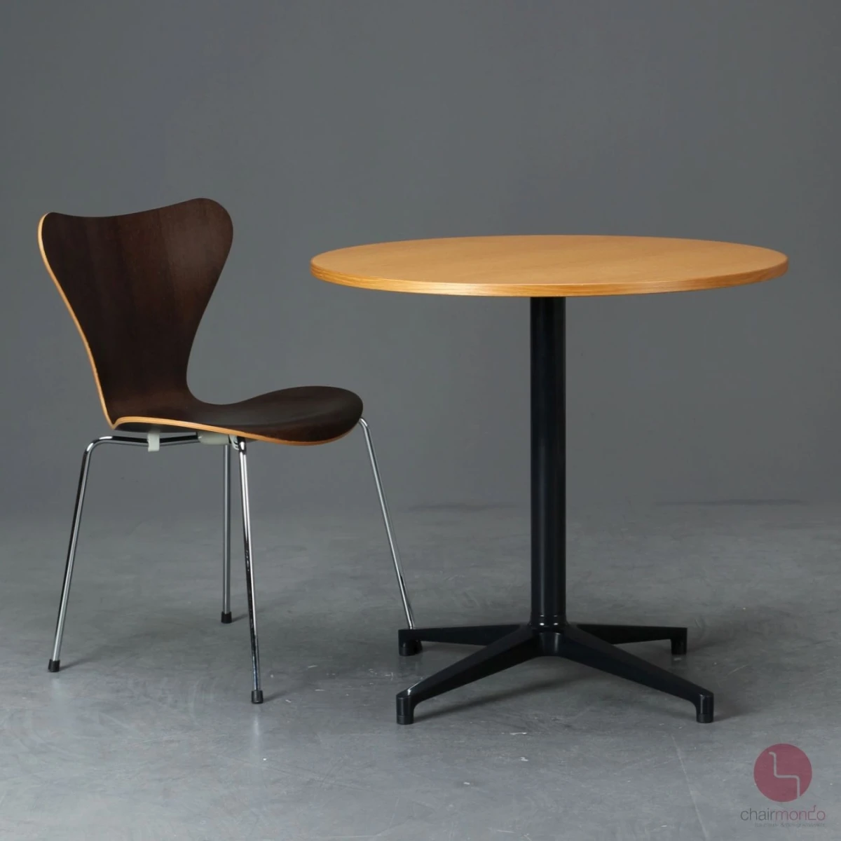 Vitra Bistro Table Eiche 80 cm, Gestell schwarz - gebraucht