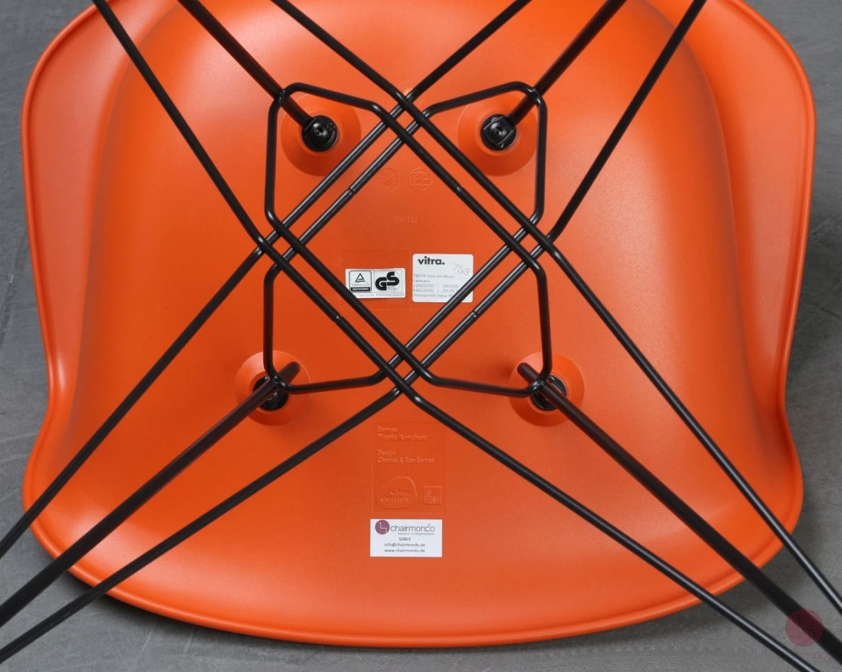 Vitra Armchair DAR in Rostorange mit schwarzem Eiffel Gestell gebraucht