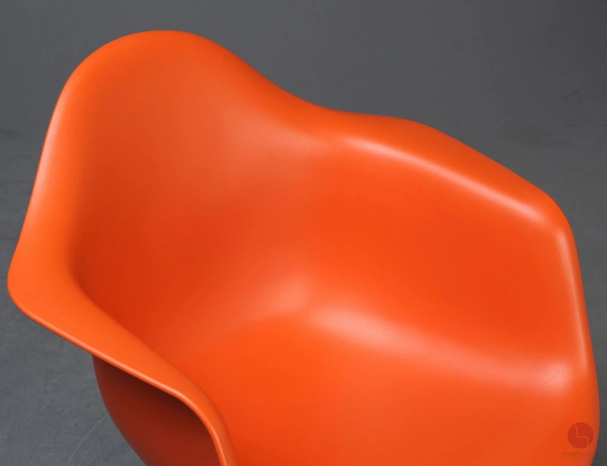 Vitra Armchair DAR in Rostorange mit schwarzem Eiffel Gestell gebraucht