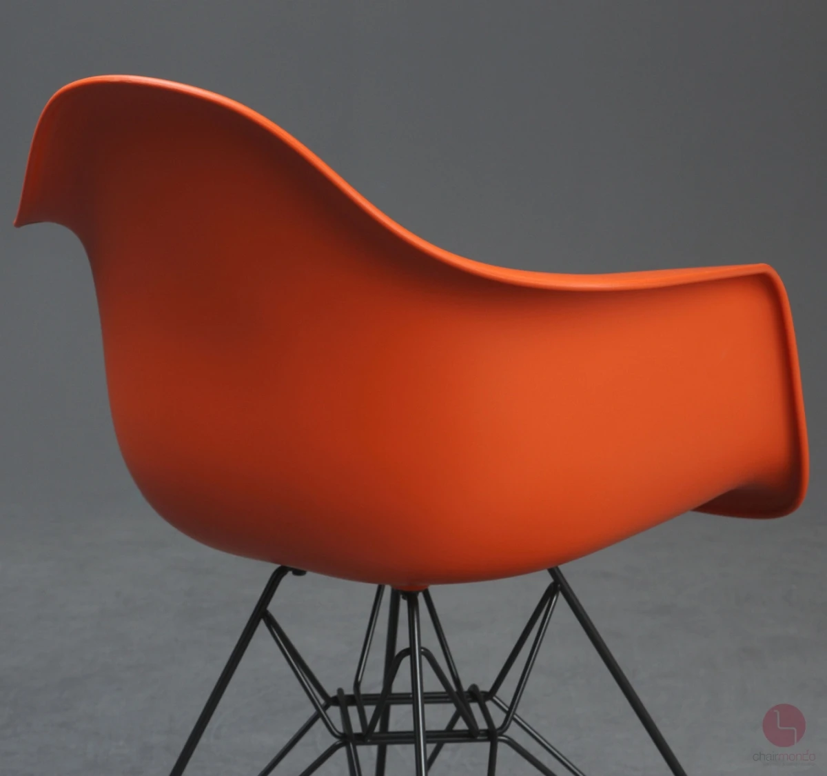 Vitra Armchair DAR in Rostorange mit schwarzem Eiffel Gestell gebraucht