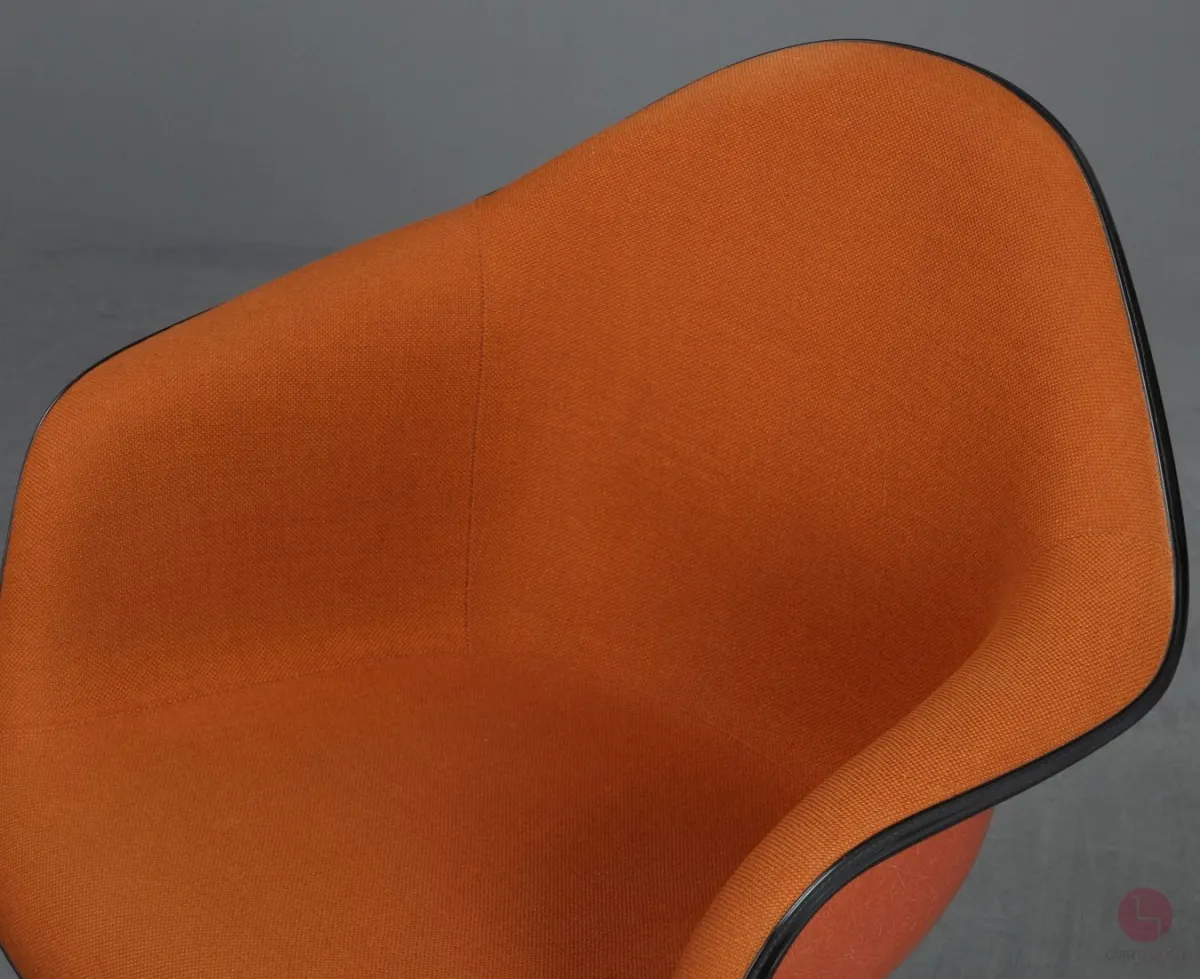 Vitra DAX Fiberglas Armchair Orange mit Vollpolster Gestell schwarz gebraucht