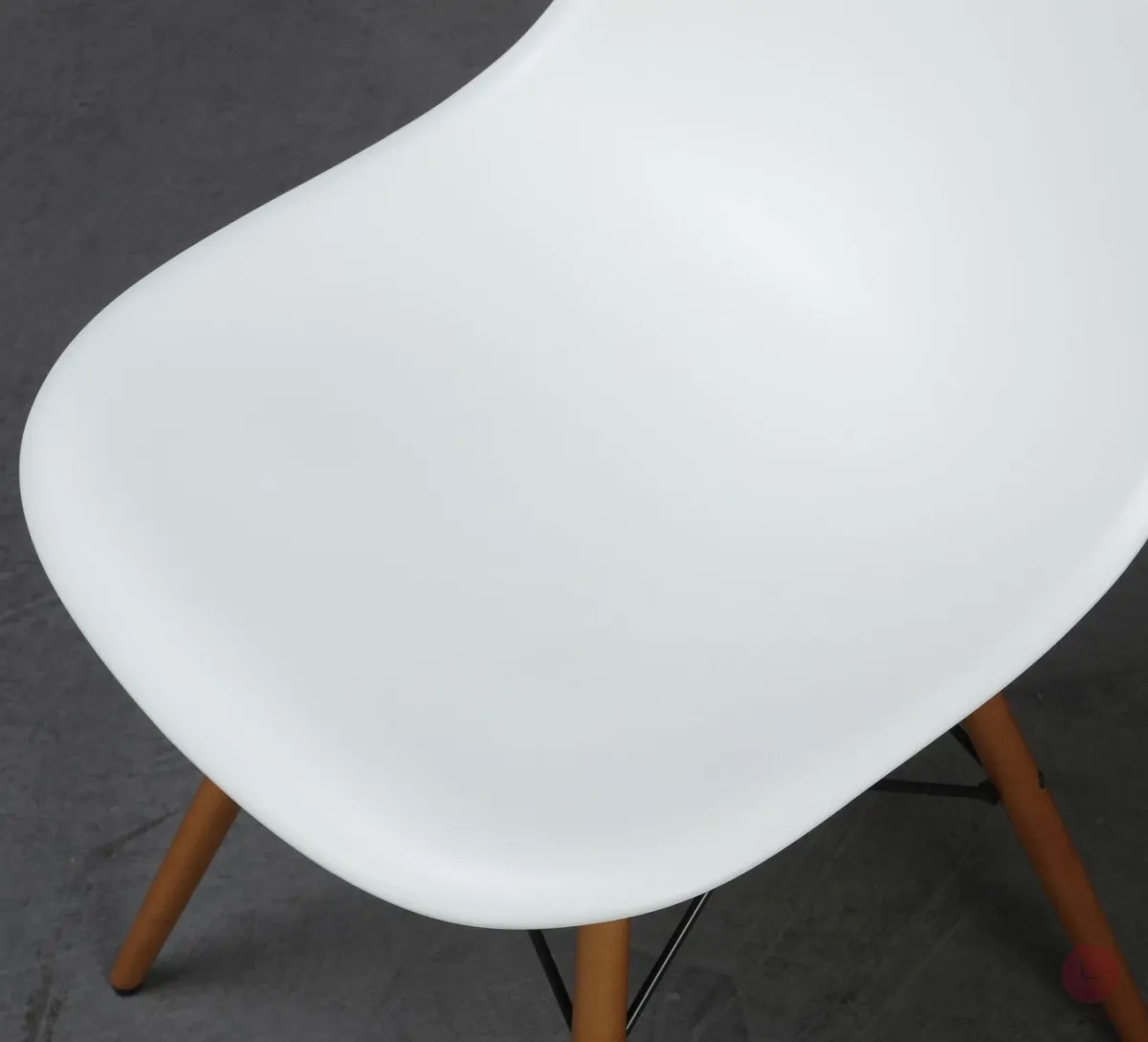 Vitra Side Chair DSW in Weiß mit hellem Ahorn Gestell gebraucht