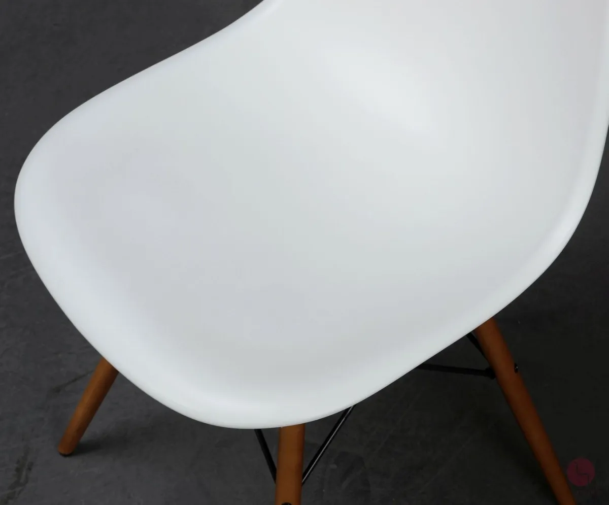 Vitra Side Chair DSW in Weiß mit hellem Ahorn Gestell gebraucht