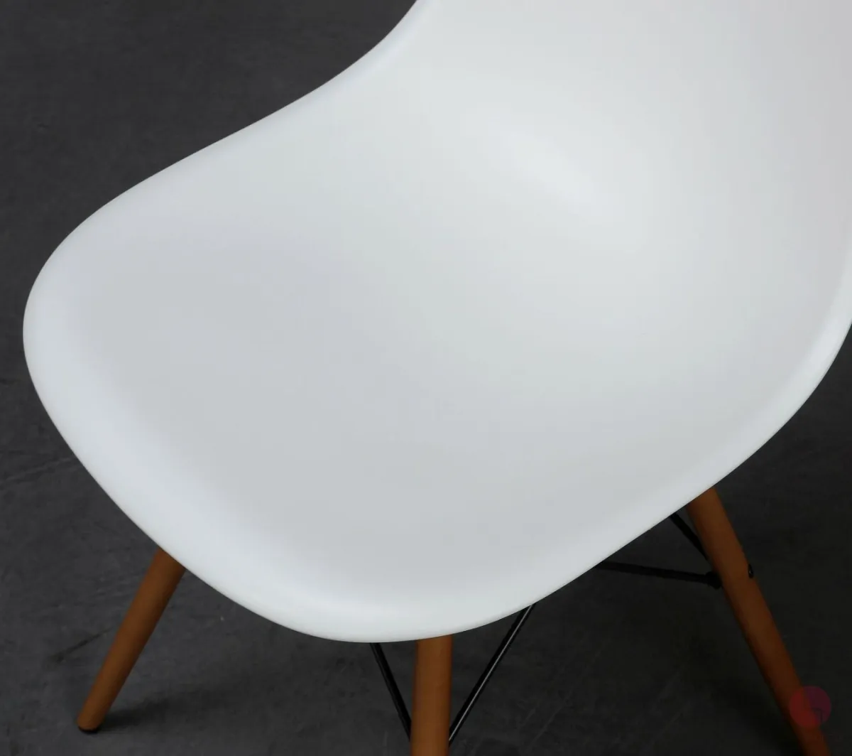 Vitra Side Chair DSW in Weiß mit hellem Ahorn Gestell gebraucht