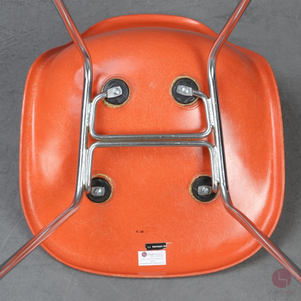 Vitra Eames Side Chair Orange Fiberglass mit Metallgestell gebraucht