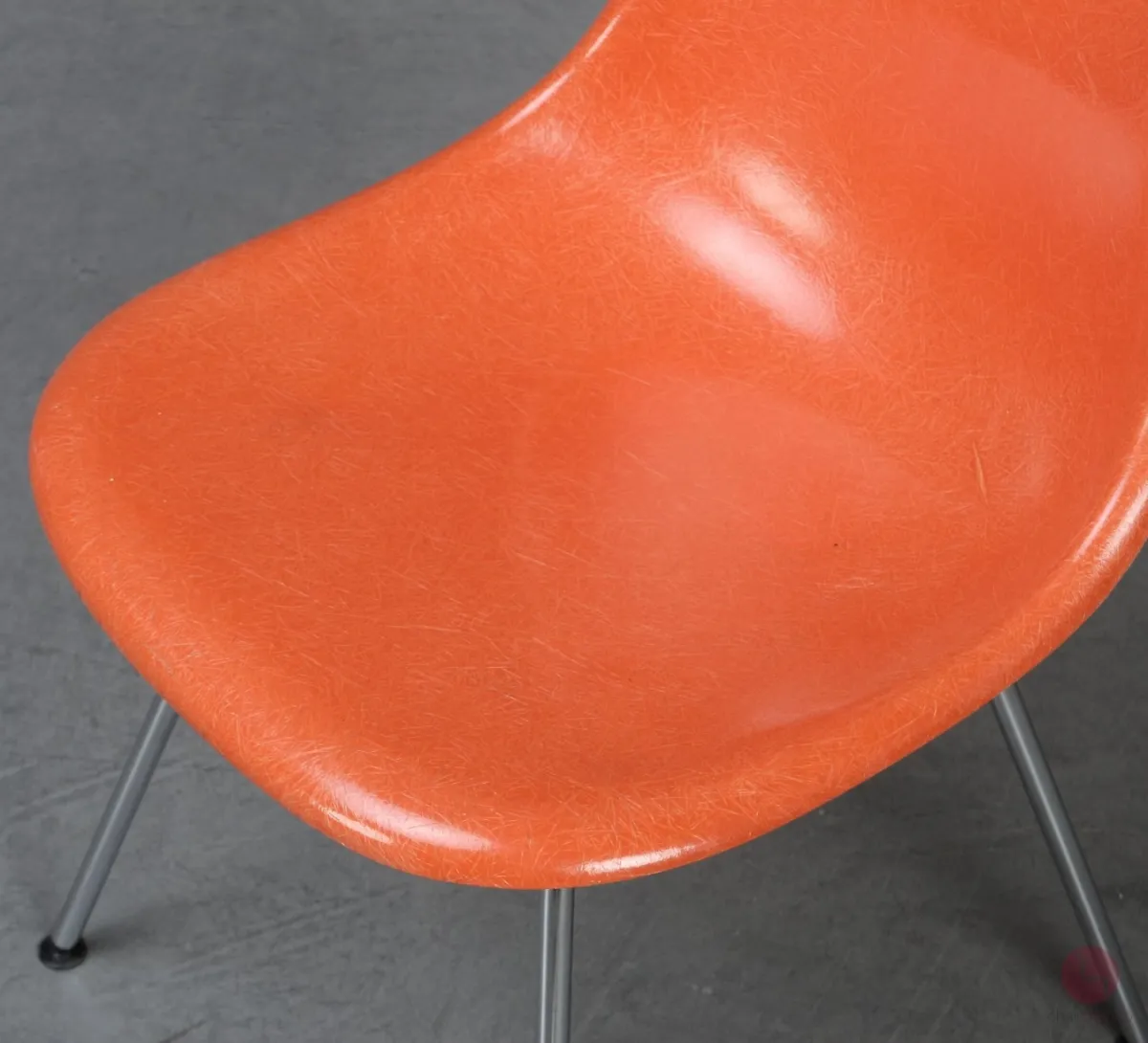 Vitra Eames Side Chair Orange Fiberglass mit Metallgestell gebraucht