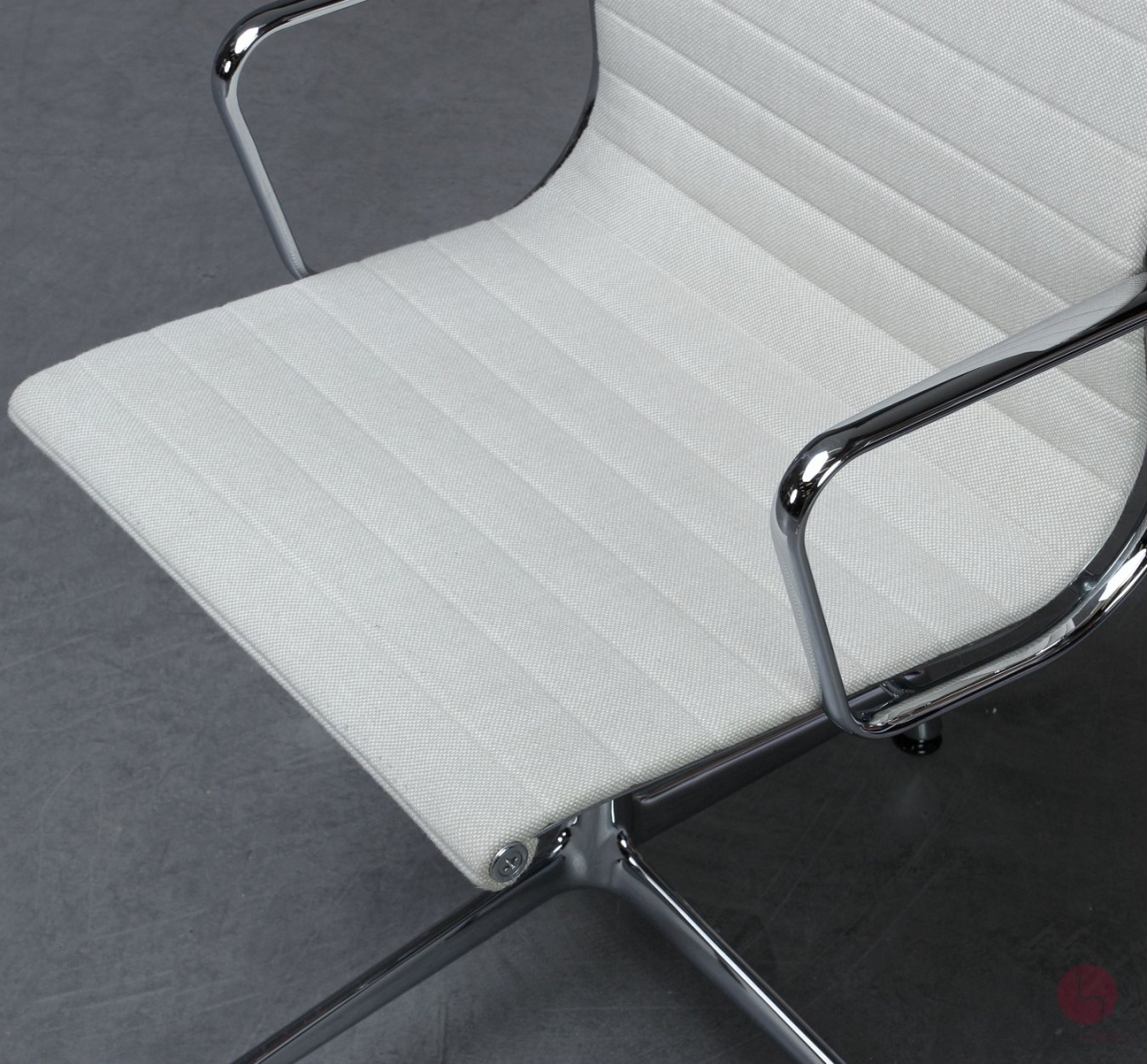 Vitra EA 104 Aluminium Chair Hopsak Elfenbein gebraucht