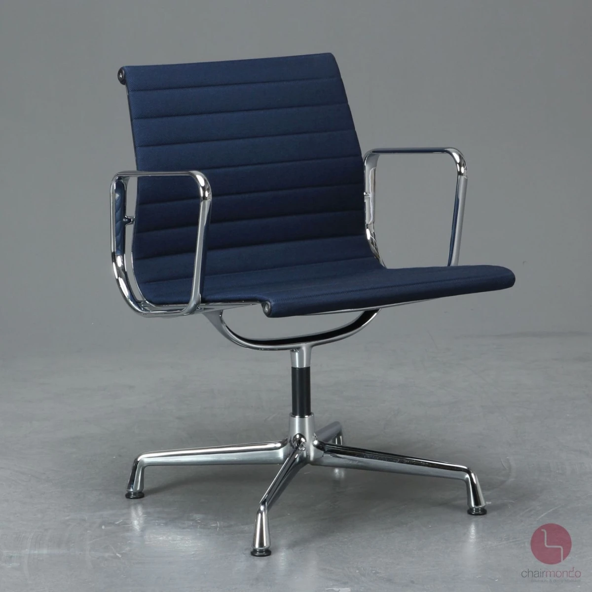 Vitra EA 107 Aluminium Chair Blau Track Stoff verchromt gebraucht Vitra EA 107 Aluminium Chair Blau Track Stoff verchromt gebraucht