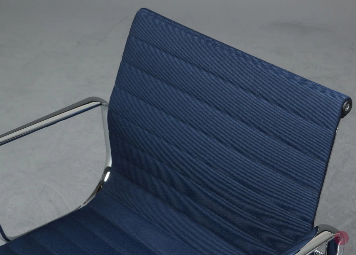 Vitra EA 107 Aluminium Chair Blau Track Stoff verchromt gebraucht Vitra EA 107 Aluminium Chair Blau Track Stoff verchromt gebraucht