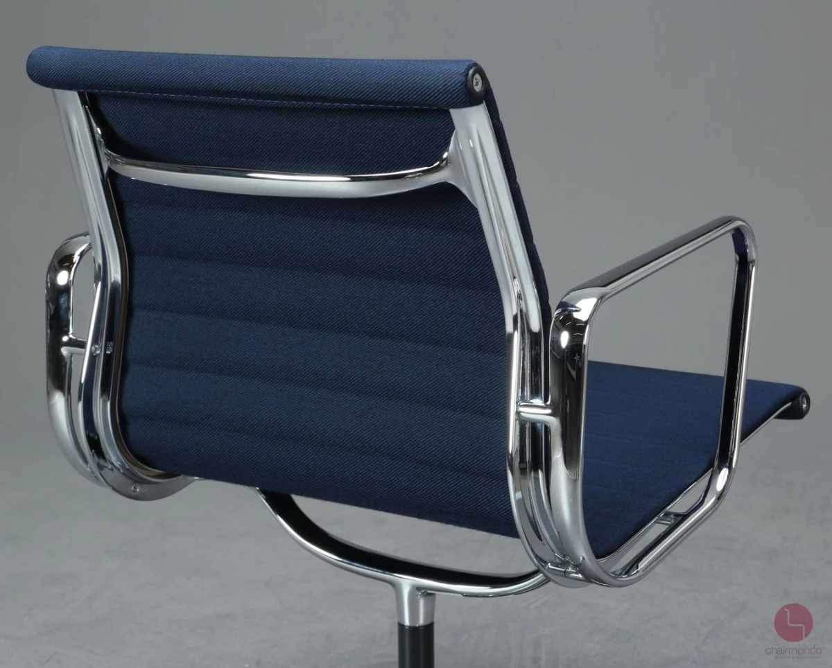 Vitra EA 107 Aluminium Chair Blau Track Stoff verchromt gebraucht Vitra EA 107 Aluminium Chair Blau Track Stoff verchromt gebraucht