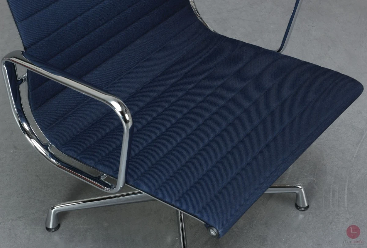 Vitra EA 107 Aluminium Chair Blau Track Stoff verchromt gebraucht Vitra EA 107 Aluminium Chair Blau Track Stoff verchromt gebraucht
