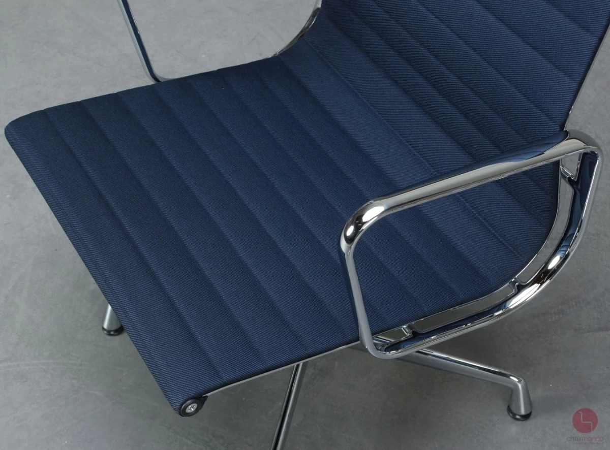Vitra EA 107 Aluminium Chair Blau Track Stoff verchromt gebraucht Vitra EA 107 Aluminium Chair Blau Track Stoff verchromt gebraucht