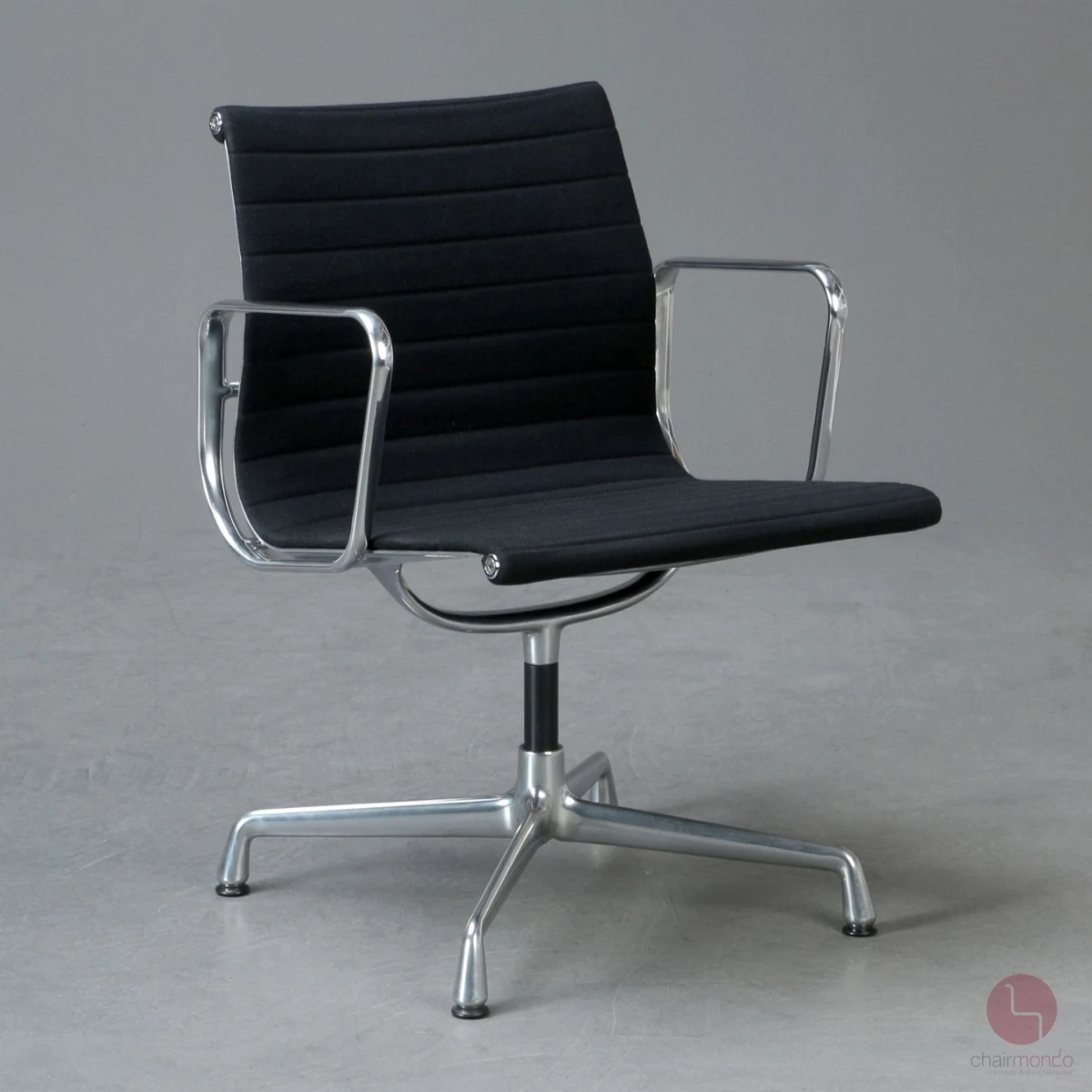 Vitra Alu Chair mit schwarzem Stoffbezug Vitra Alu Chair mit schwarzem Stoffbezug