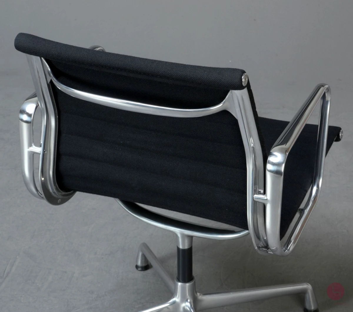 Vitra EA 107 Aluminium Chair Hopsak Schwarz Alu poliert gebraucht Vitra EA 107 Aluminium Chair Hopsak Schwarz Alu poliert gebraucht