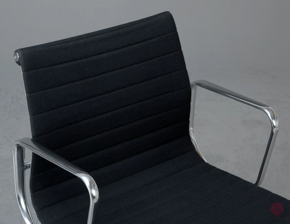Vitra EA 107 Aluminium Chair Hopsak Schwarz Alu poliert gebraucht Vitra EA 107 Aluminium Chair Hopsak Schwarz Alu poliert gebraucht