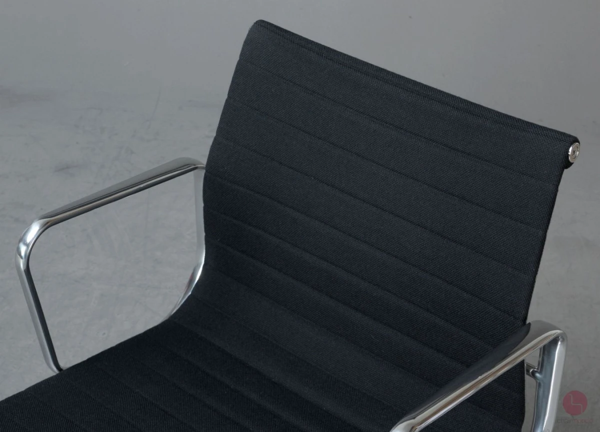 Vitra EA 107 Aluminium Chair Hopsak Schwarz Alu poliert gebraucht Vitra EA 107 Aluminium Chair Hopsak Schwarz Alu poliert gebraucht