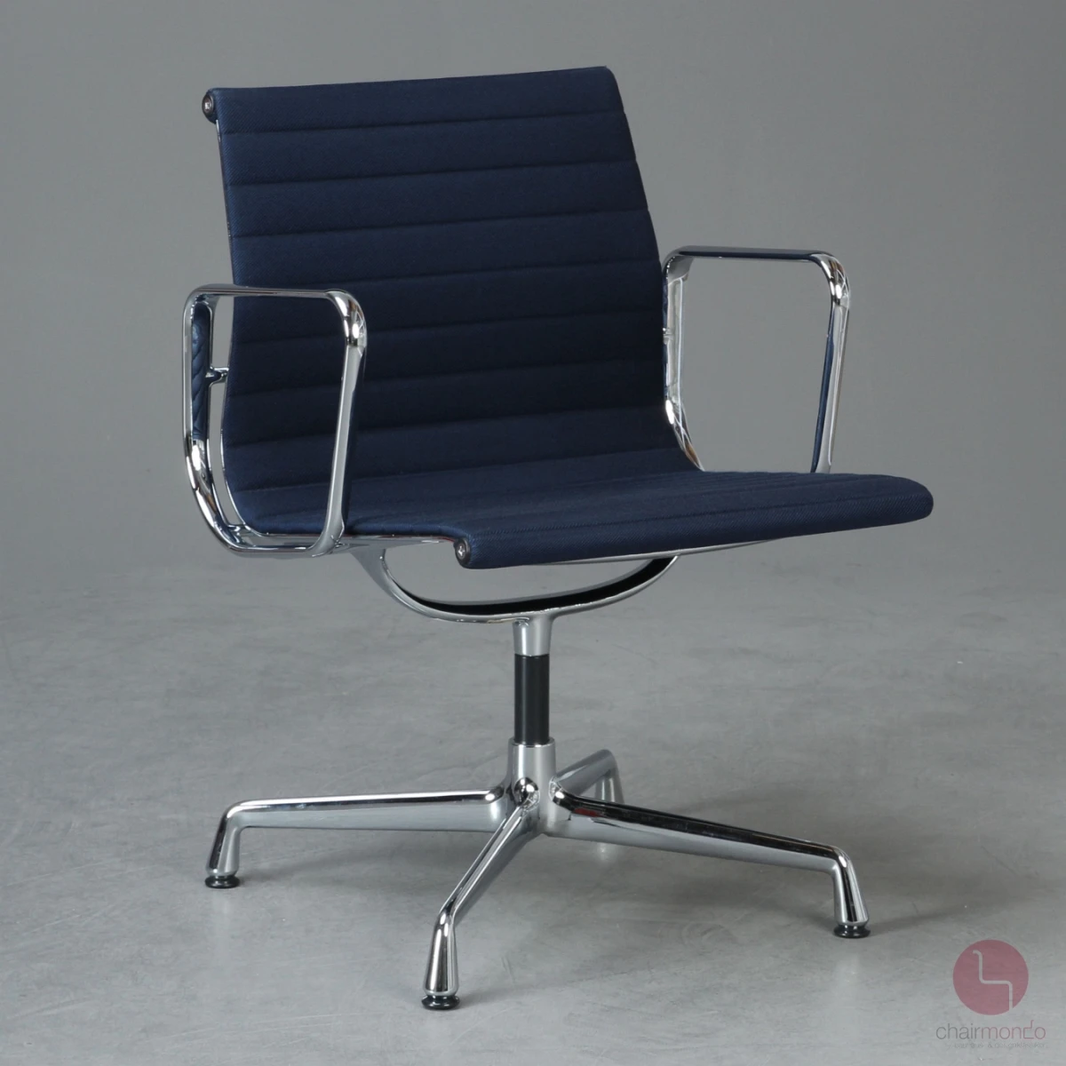 Vitra EA 107 Aluminium Chair in Blau Vitra EA 107 Aluminium Chair in Blau
