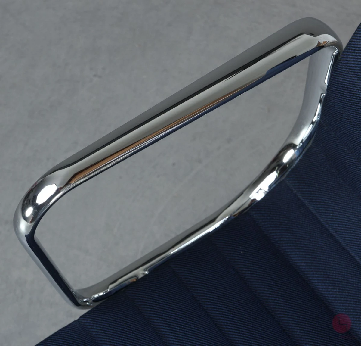 Vitra EA 107 Aluminium Chair in Blau Vitra EA 107 Aluminium Chair in Blau