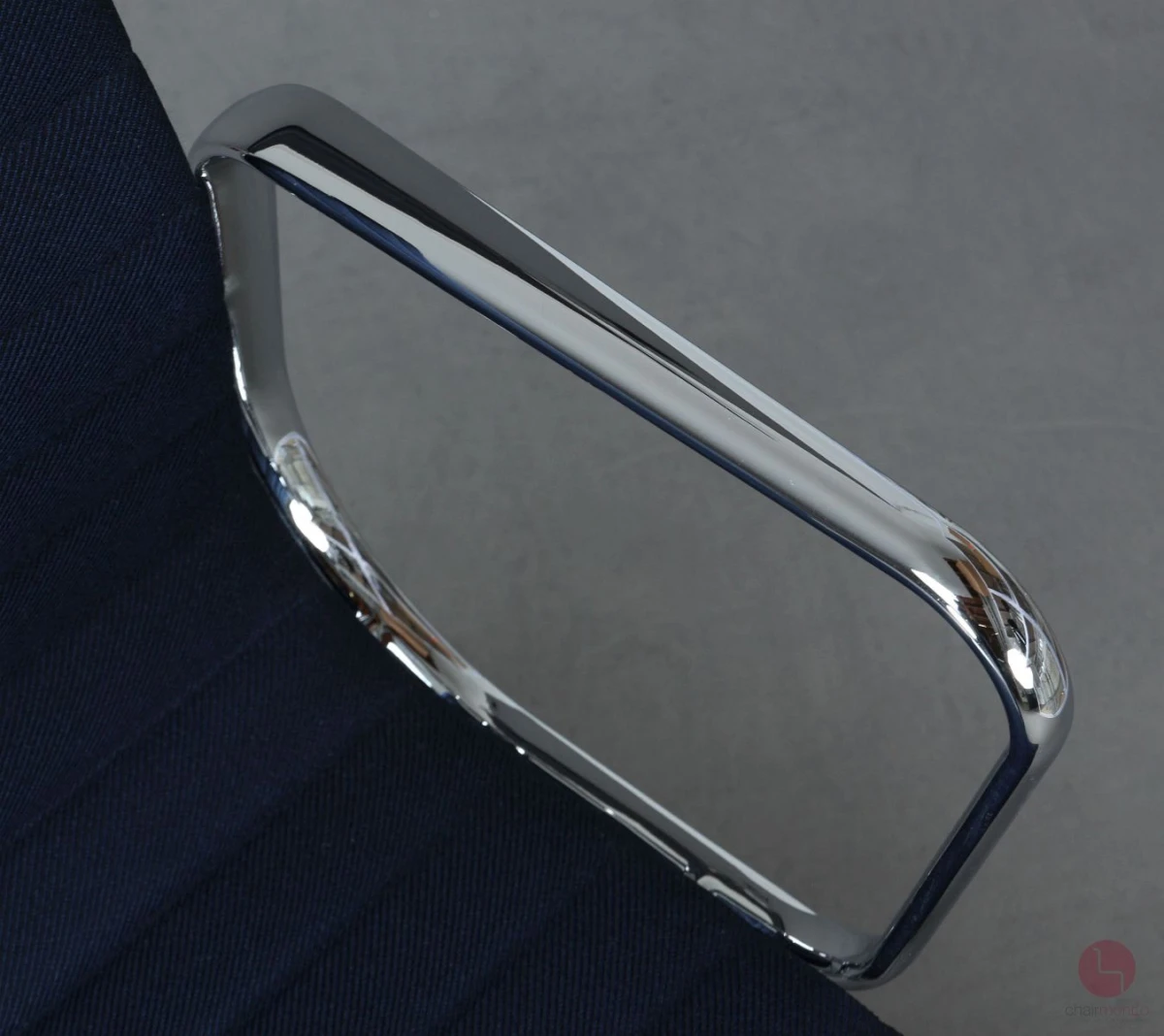 Vitra EA 107 Aluminium Chair in Blau Vitra EA 107 Aluminium Chair in Blau