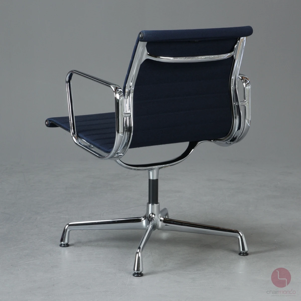 Vitra EA 107 Aluminium Chair in Blau Vitra EA 107 Aluminium Chair in Blau