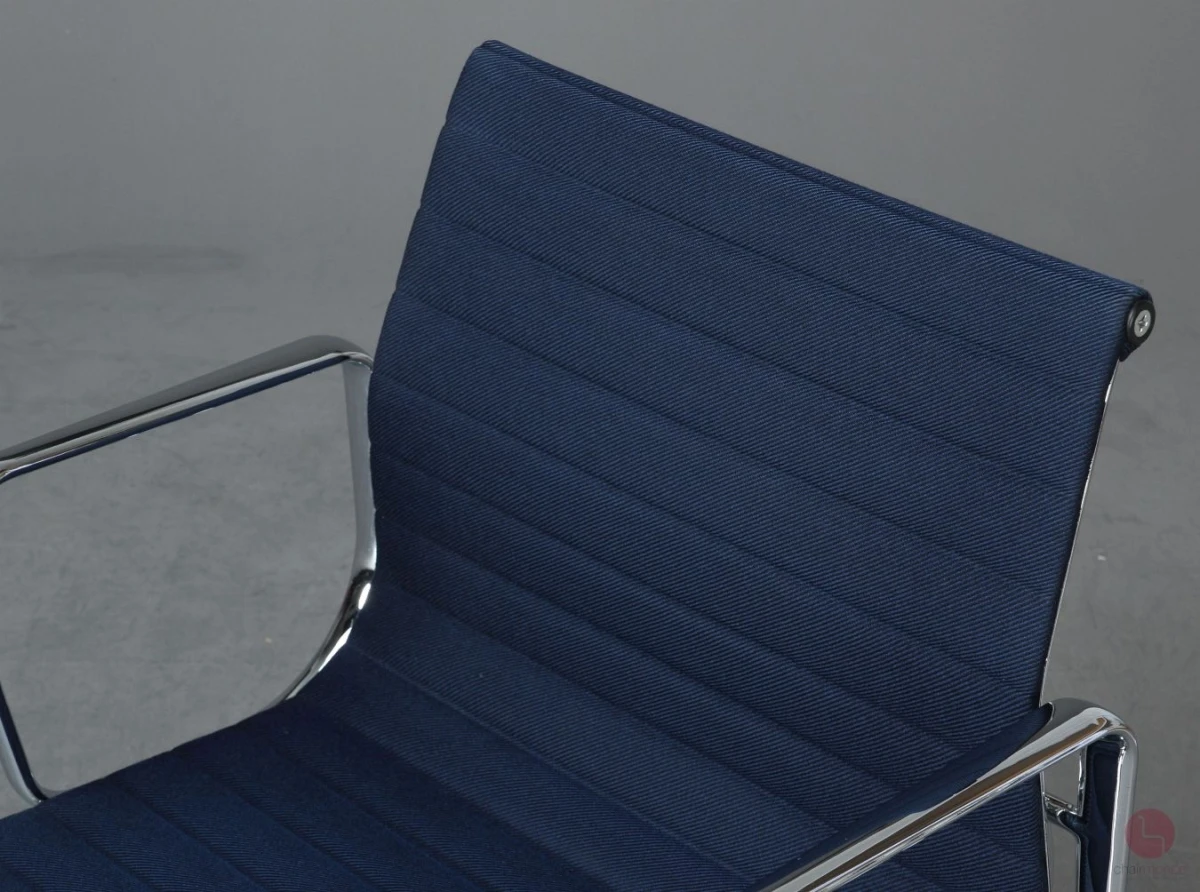 Vitra EA 107 Aluminium Chair in Blau Vitra EA 107 Aluminium Chair in Blau