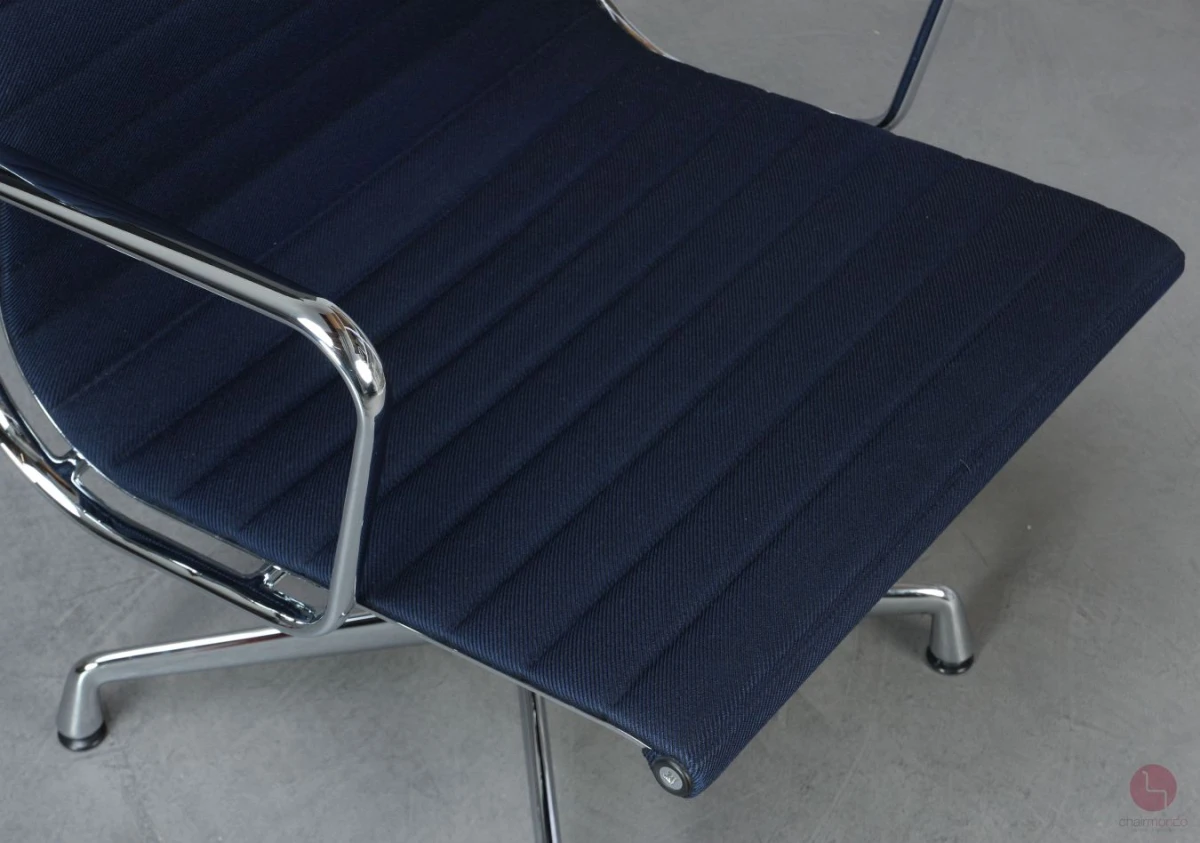Vitra EA 107 Aluminium Chair in Blau Vitra EA 107 Aluminium Chair in Blau