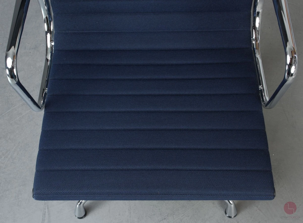 Vitra EA 107 Aluminium Chair in Blau Vitra EA 107 Aluminium Chair in Blau