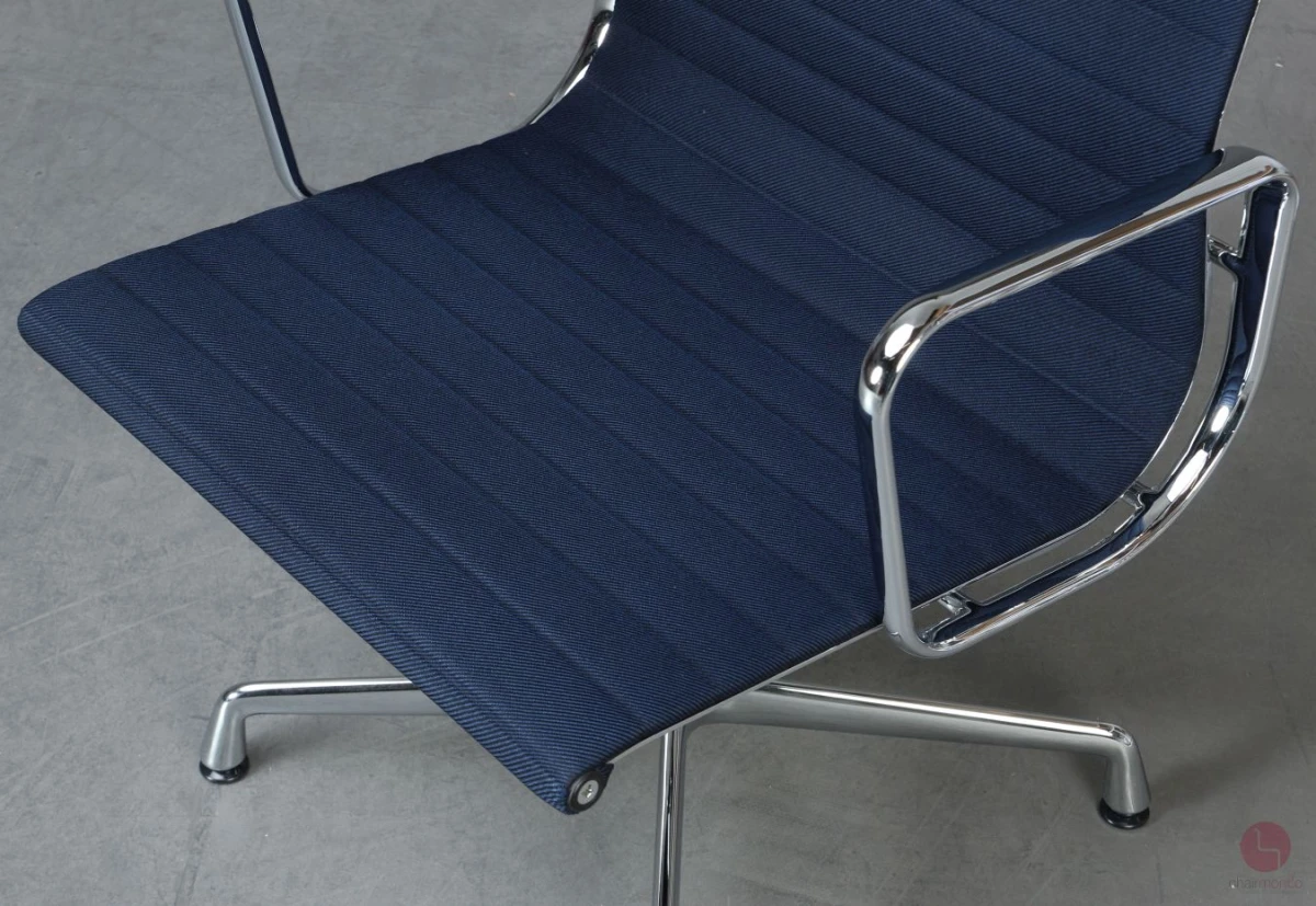 Vitra EA 107 Aluminium Chair in Blau Vitra EA 107 Aluminium Chair in Blau