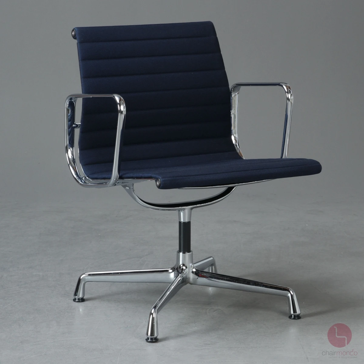 Vitra EA 107 Aluminium Chair in Blau Vitra EA 107 Aluminium Chair in Blau