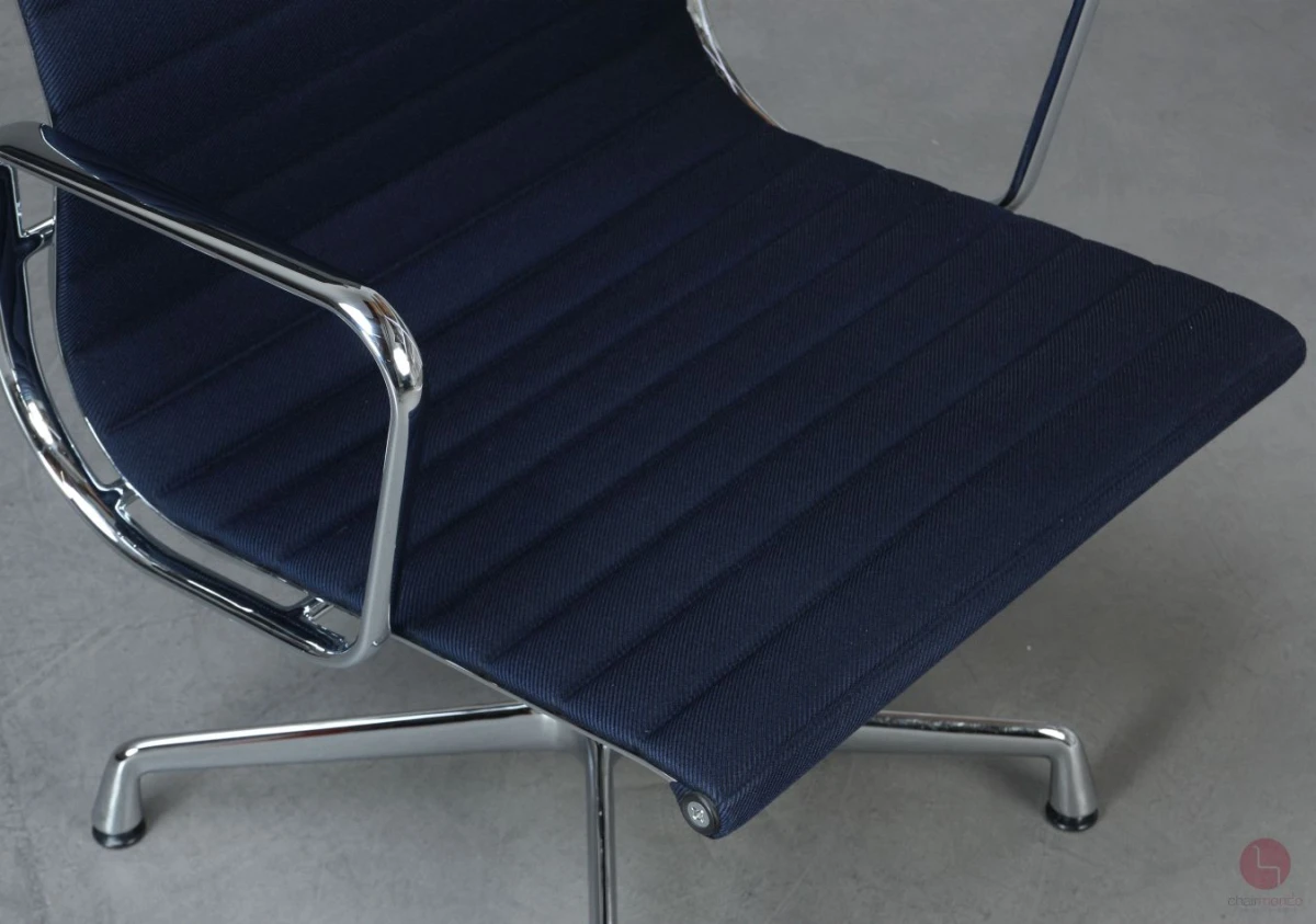 Vitra EA 107 Aluminium Chair in Blau Vitra EA 107 Aluminium Chair in Blau