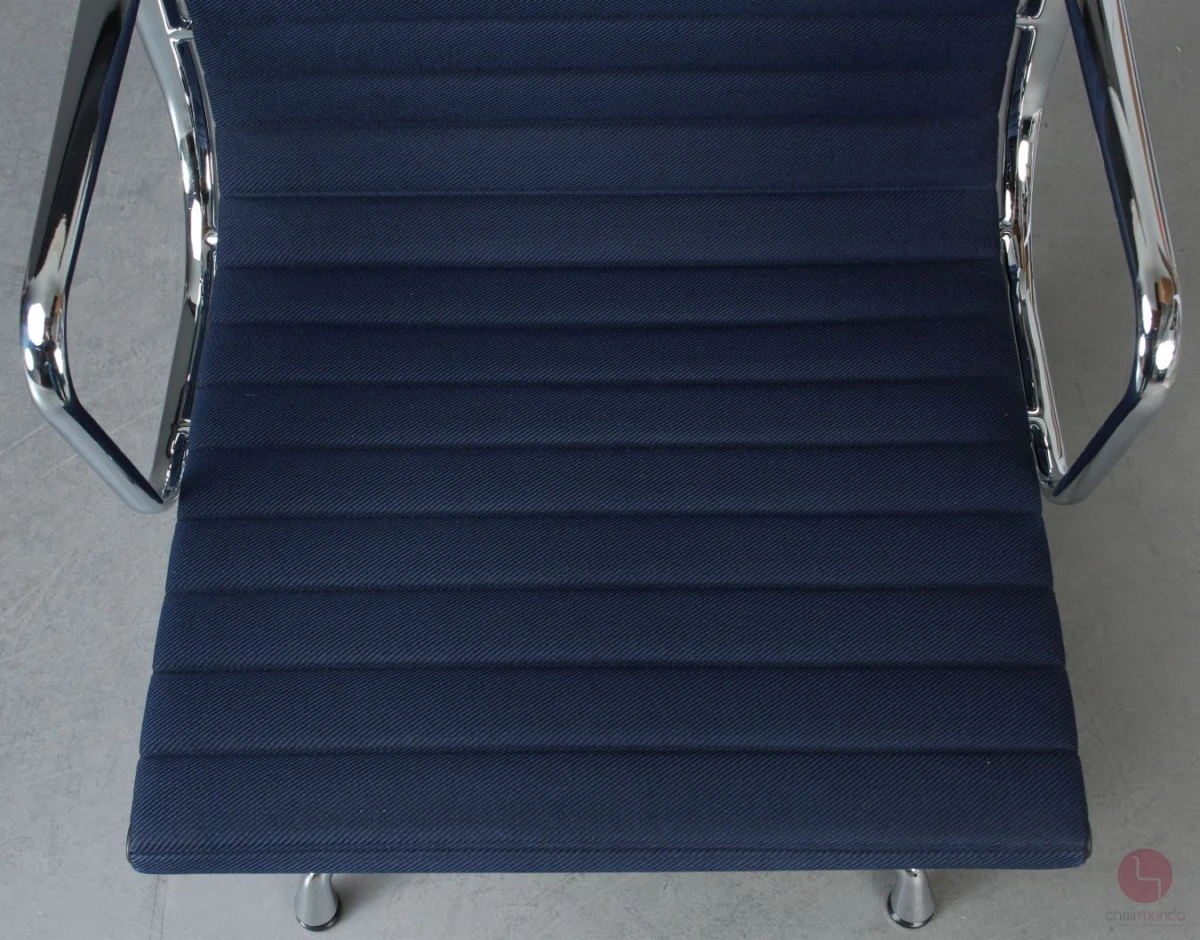 Vitra EA 107 Aluminium Chair in Blau Vitra EA 107 Aluminium Chair in Blau