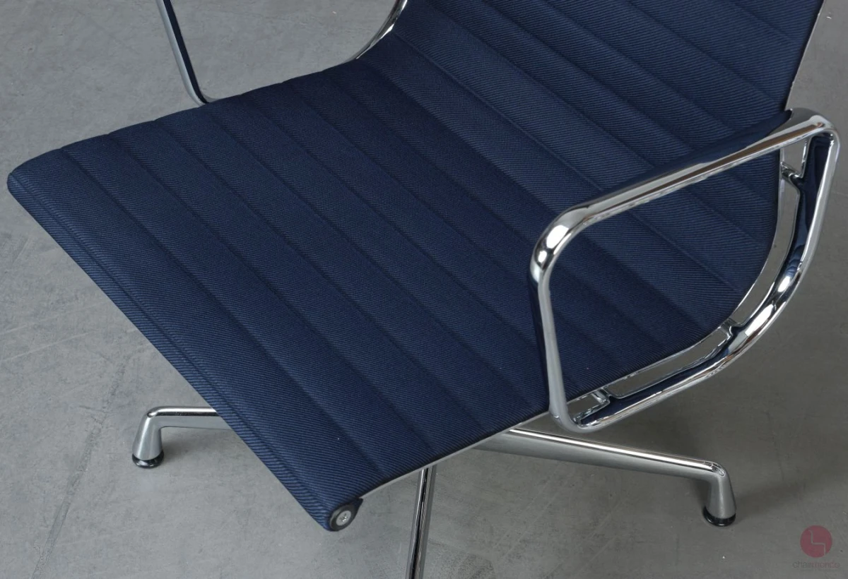 Vitra EA 107 Aluminium Chair in Blau Vitra EA 107 Aluminium Chair in Blau